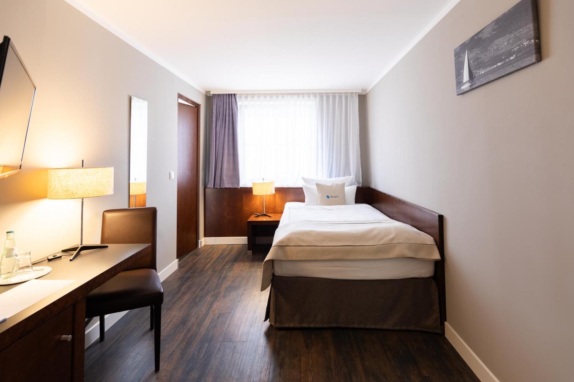 Select Hotel Friedrichshafen Bagian luar foto